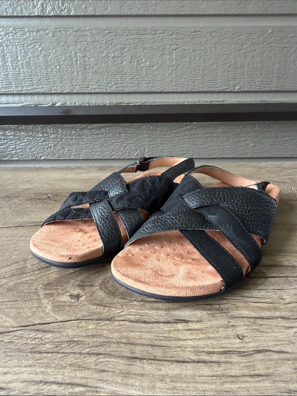 Vionic Women’s Black Crisscross Leather Slingback Sandals size 7